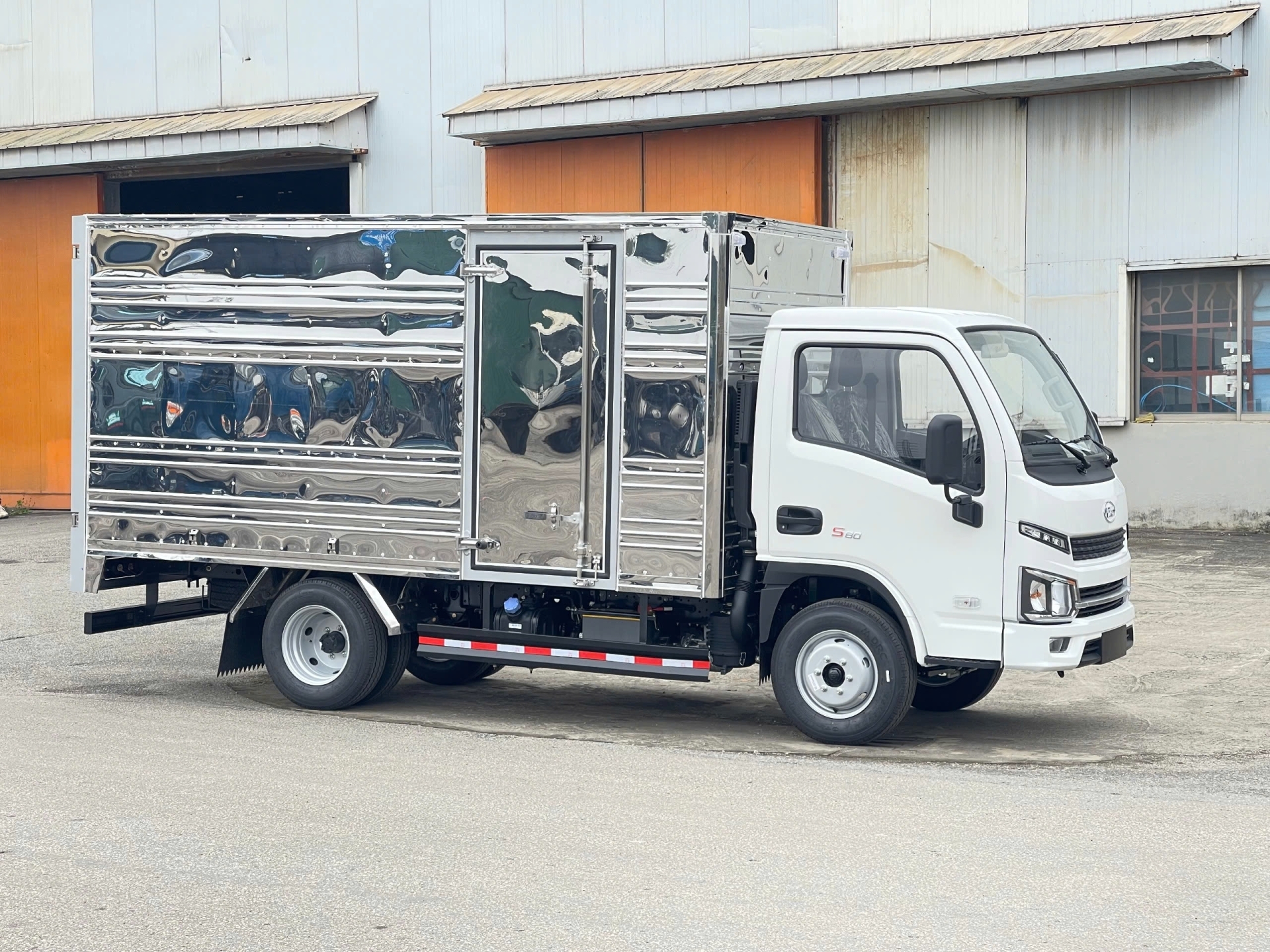 VEAM S80 THÙNG KÍN CỬA HÔNG MÀU TRẮNG