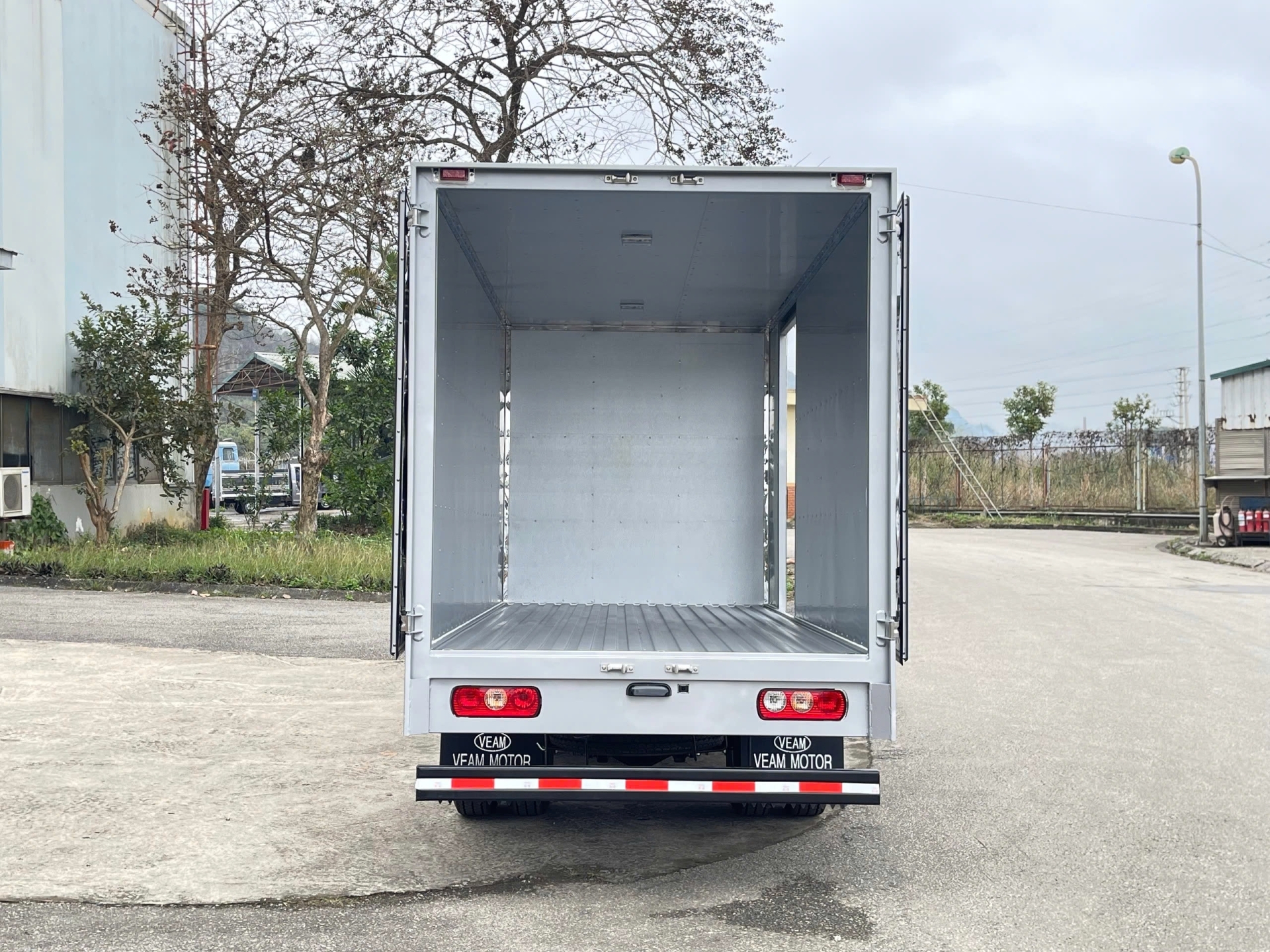 VEAM S80 THÙNG KÍN CỬA HÔNG MÀU TRẮNG