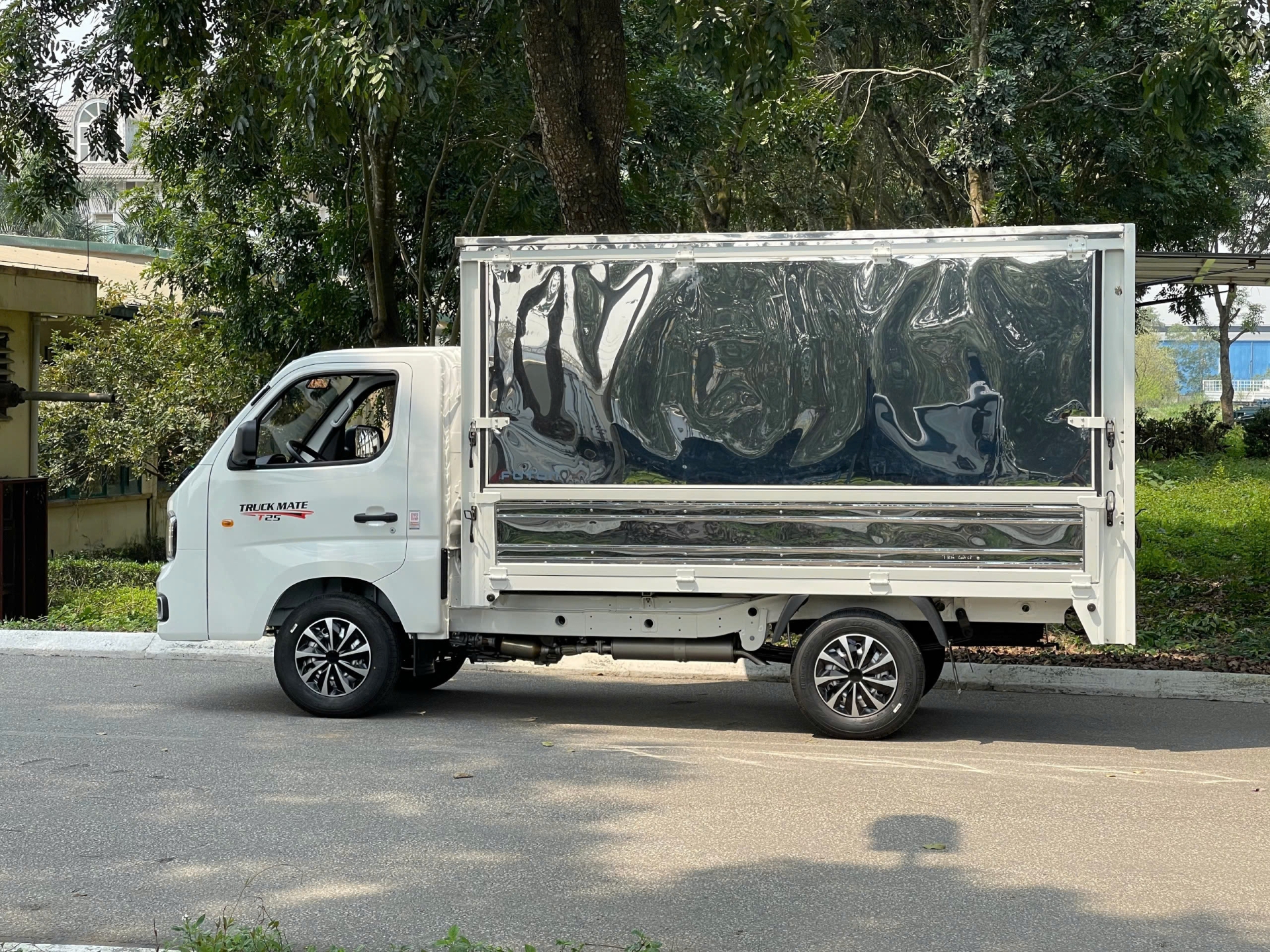 VEAM FOTON T25 THÙNG KÍN CÁNH DƠI MÀU TRẮNG