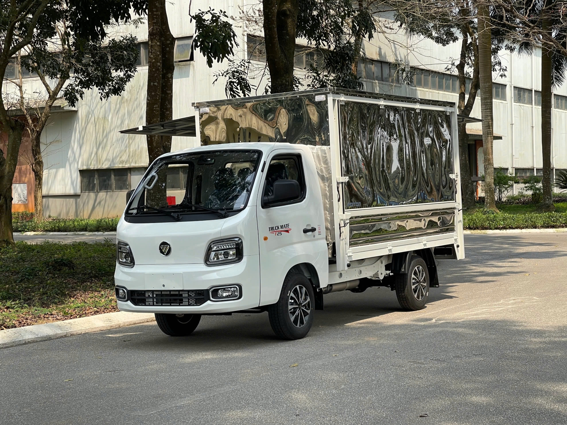 VEAM FOTON T25 THÙNG KÍN CÁNH DƠI MÀU TRẮNG