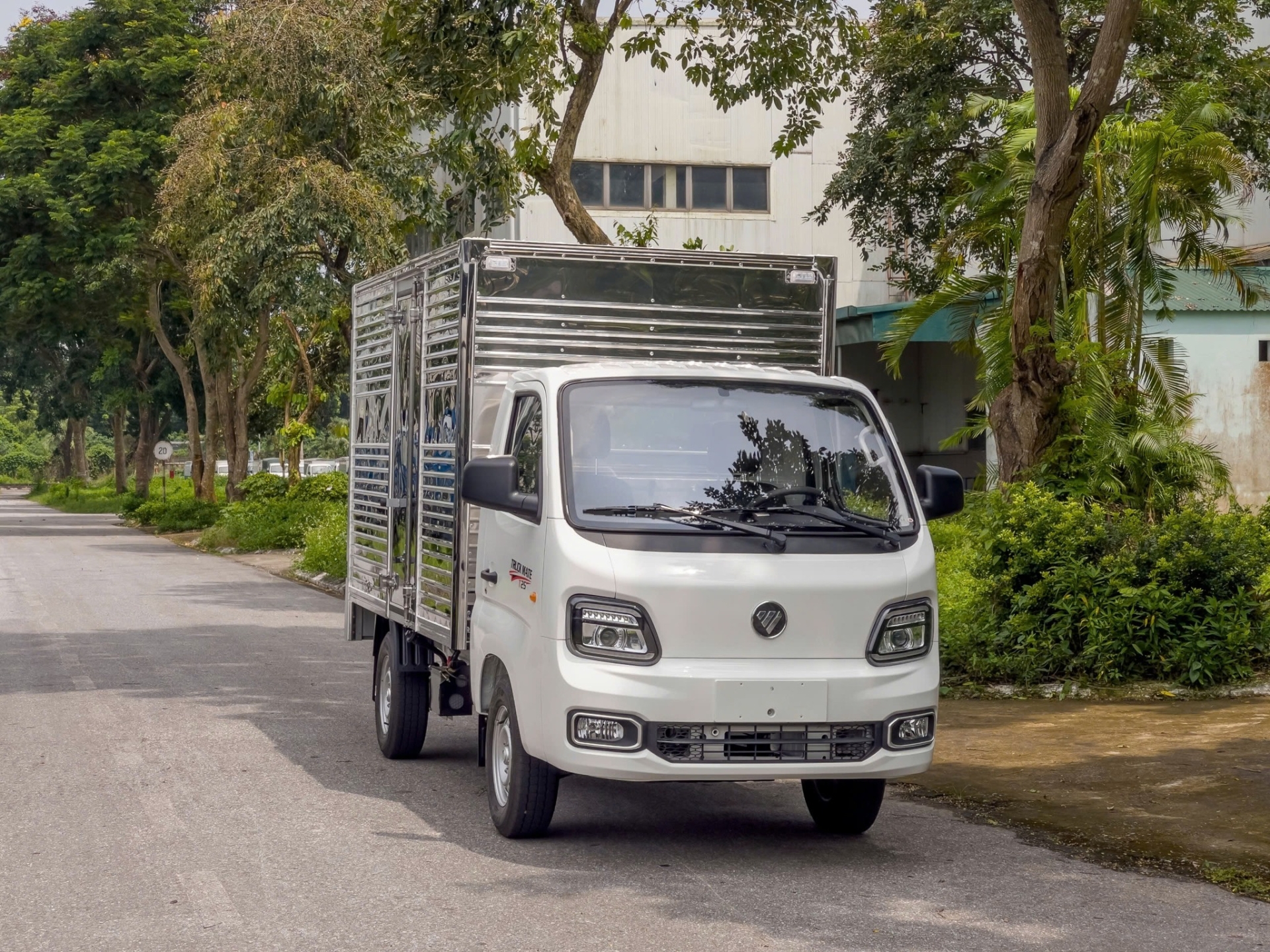 VEAM FOTON T25 TẢI TRỌNG 990KG THÙNG KÍN CỬA HÔNG MÀU TRẮNG
