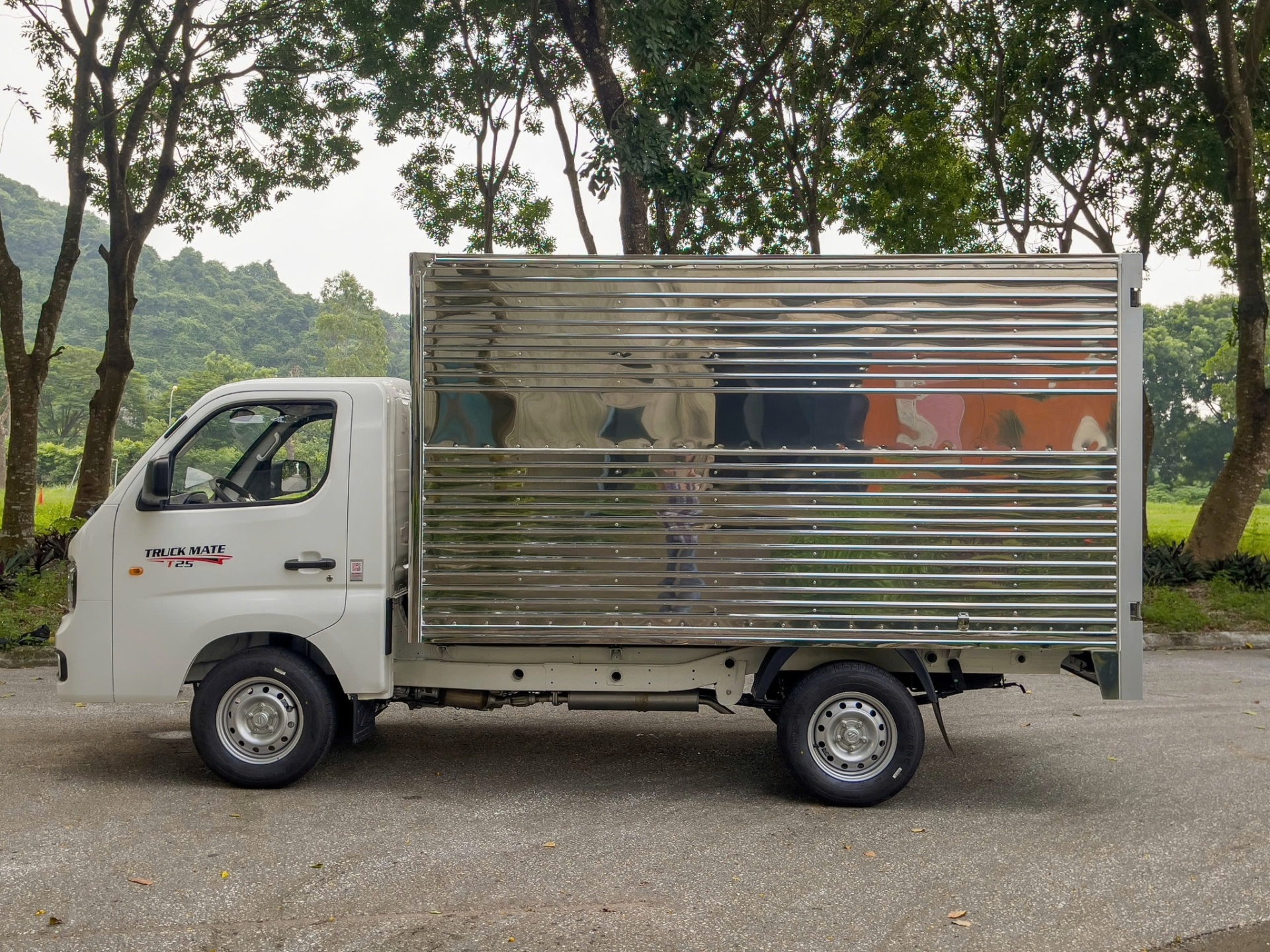 VEAM FOTON T25 TẢI TRỌNG 990KG THÙNG KÍN CỬA HÔNG MÀU TRẮNG