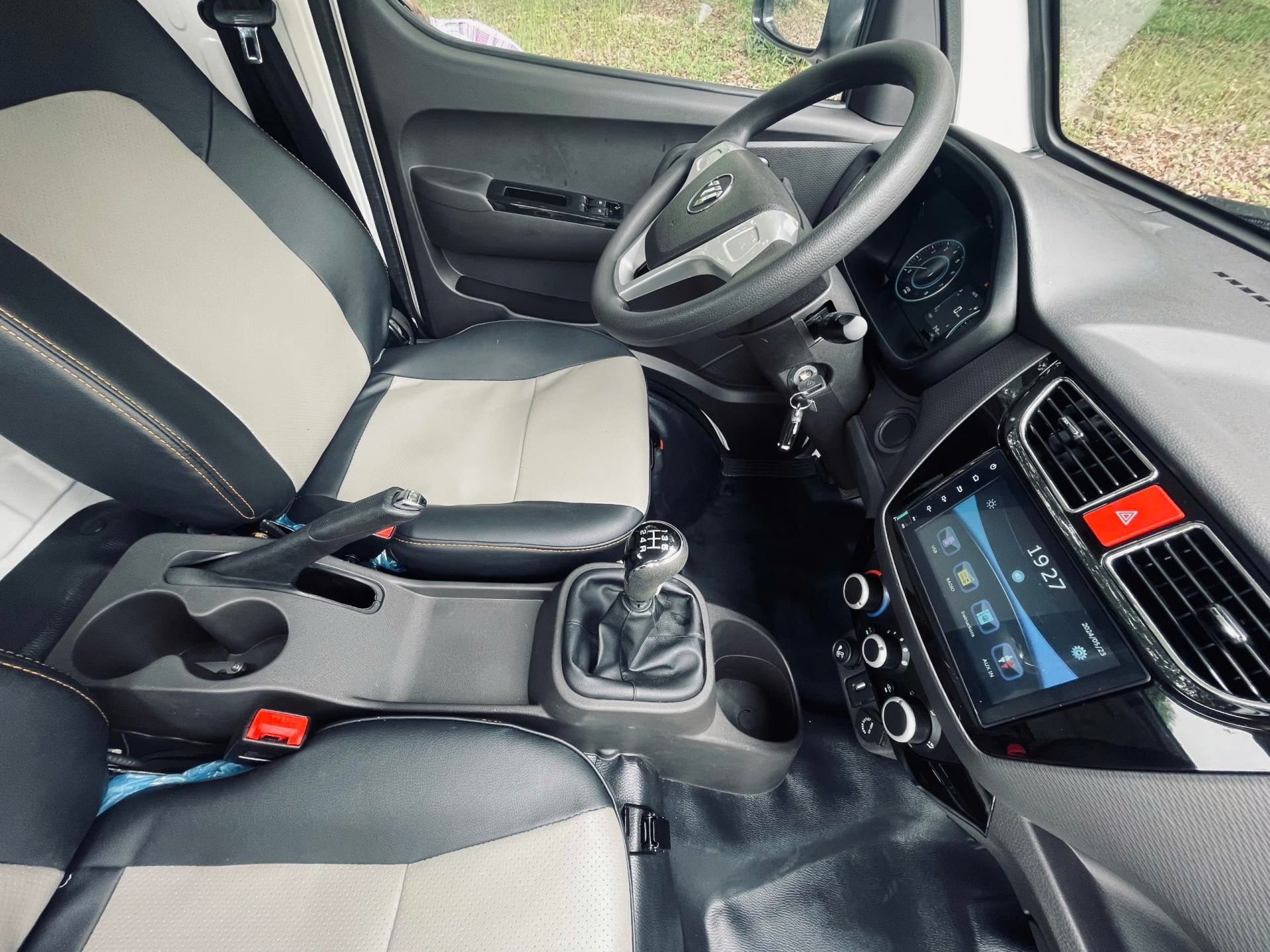 VEAM FOTON T25 TẢI TRỌNG 990KG THÙNG KÍN CỬA HÔNG MÀU TRẮNG