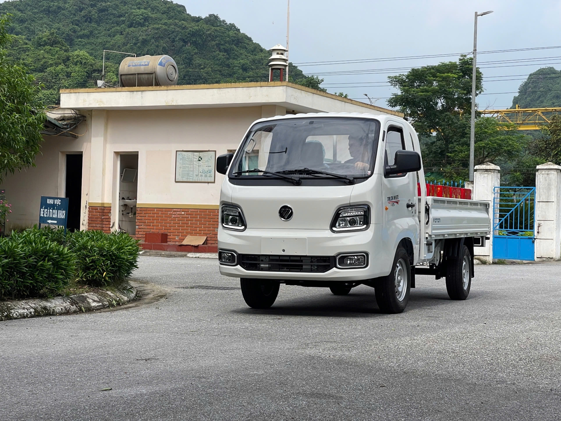 VEAM FOTON T25 THÙNG LỬNG MÀU TRẮNG